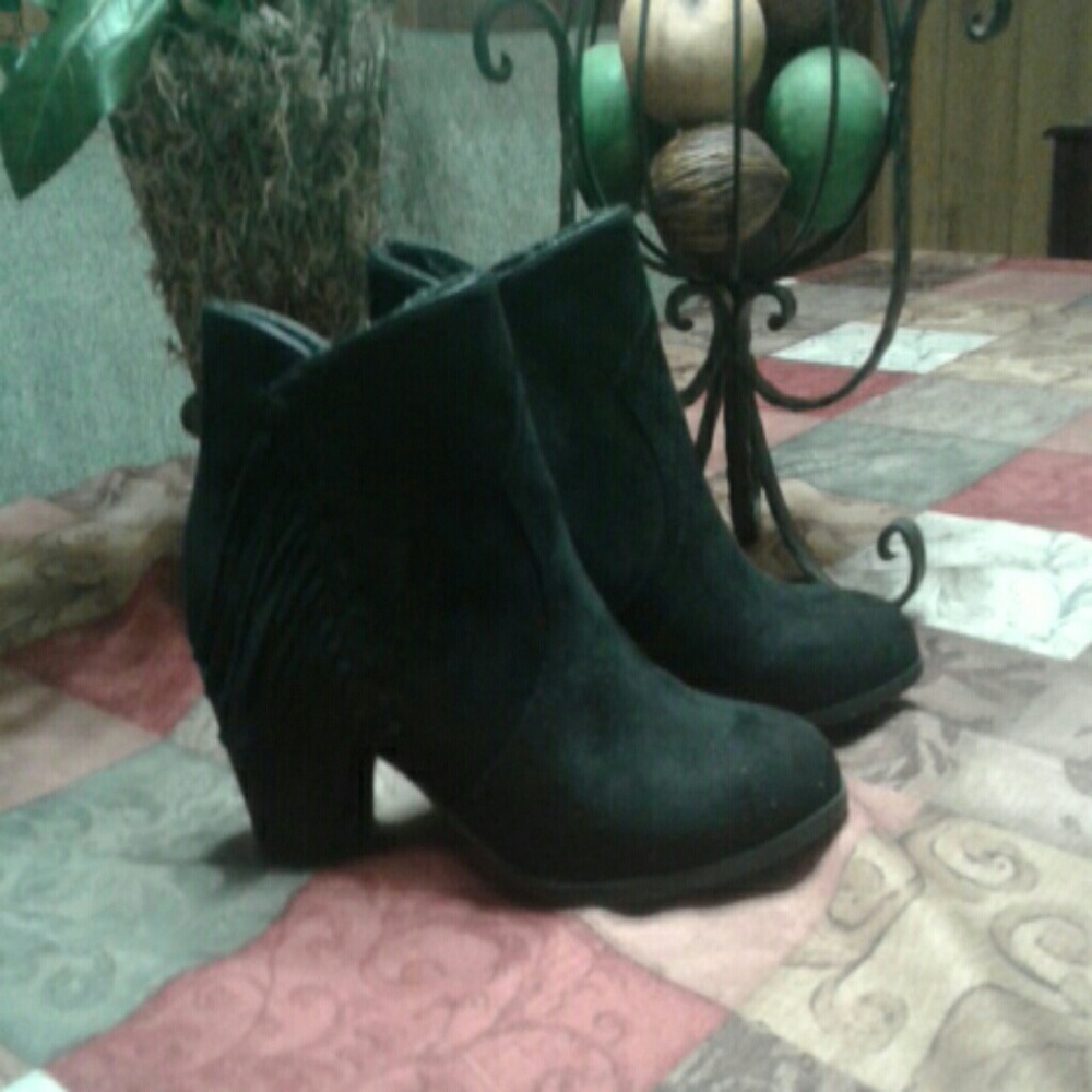 Black suede "Report" ankle boots w/ fringes NWT